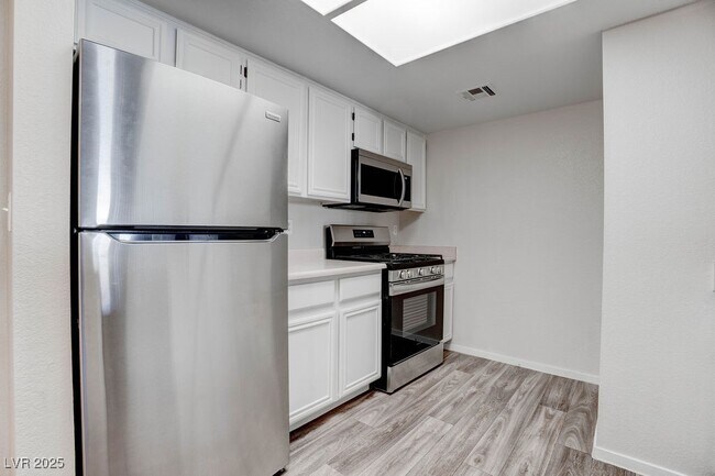 Building Photo - 8070 W Russell Rd