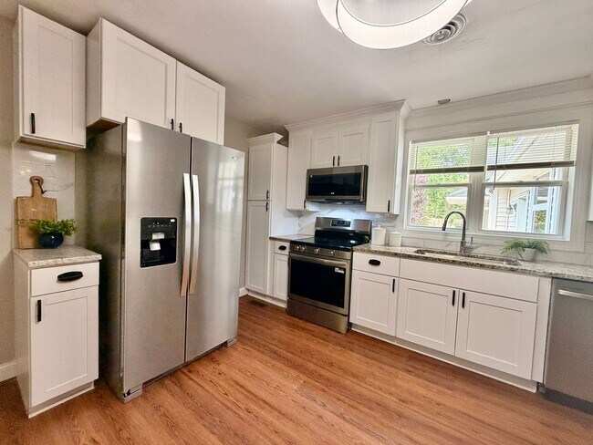 Building Photo - Recently Updated 4-Bedroom Ranch Home w/a 2 Bedroom Guest Cottage! Ready 05-01-26! Pet Friendly Home