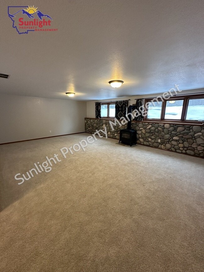 Building Photo - 4-Bedroom Retreat with 3.5 Baths in Billings – 4,378 Sq. Ft. of Comfort on Rimrock Road!
