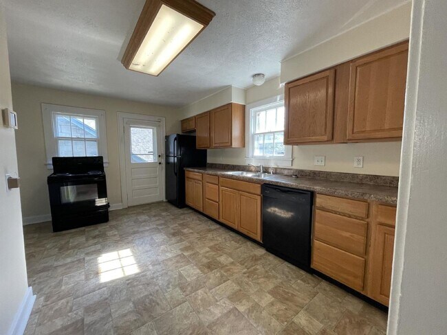 Building Photo - 405 S Eagleson Ave