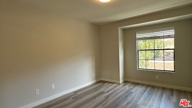 Building Photo - 923 Lotus Cir