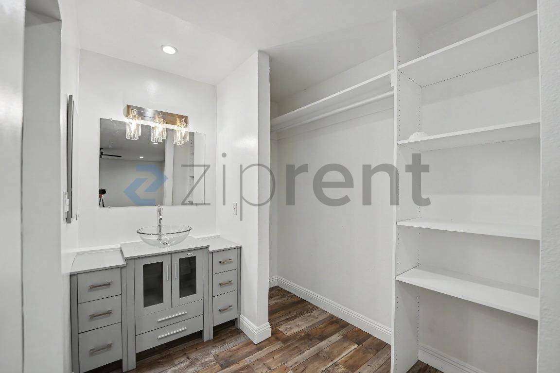 Building Photo - Unit