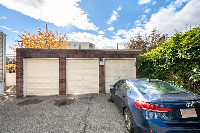 Building Photo - 50 Temple St