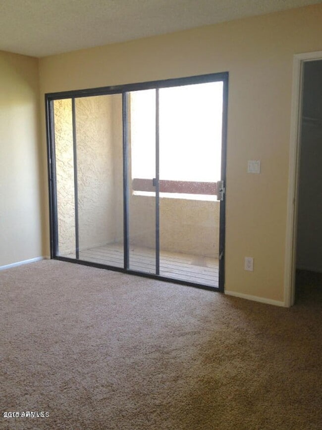 Building Photo - Charming 2 bedroom 1.5 bath townhome with ...
