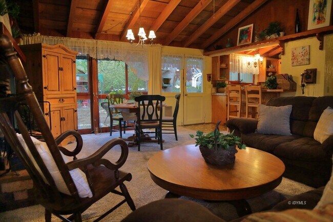 Building Photo - One Level House one mile from town close to hiking trails