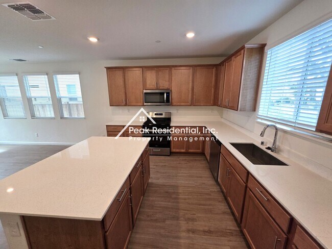 Building Photo - Only 2 years new. 3-bedrooms in Elk Grove