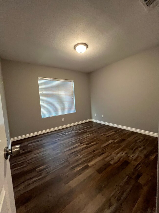 Building Photo - 3 Bedroom 2 Bath home in Victorville .. Ap...