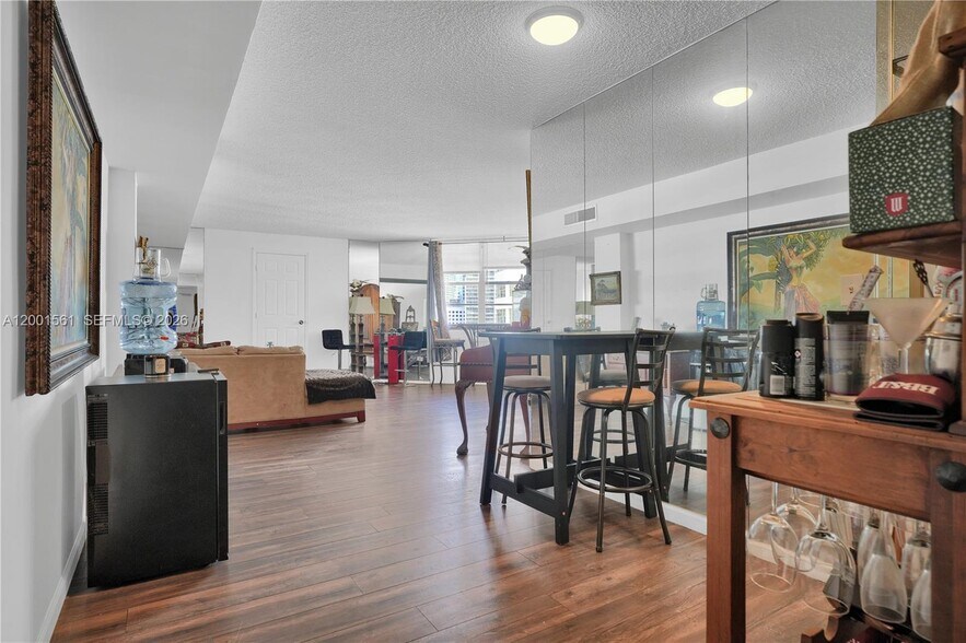 Building Photo - 905 Brickell Bay Dr