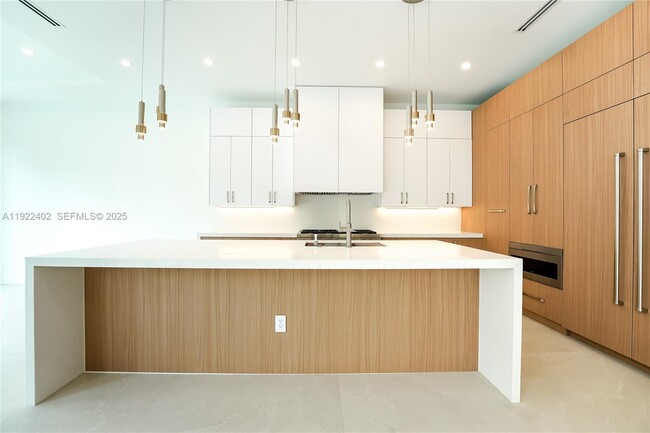 Building Photo - 333 NE Spanish Ct