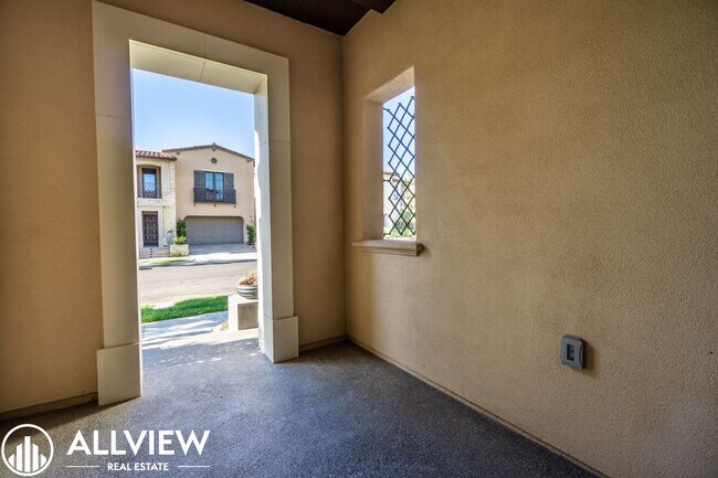 Building Photo - Luxurious and Rare 5 Bed 5.5 Bath Located ...