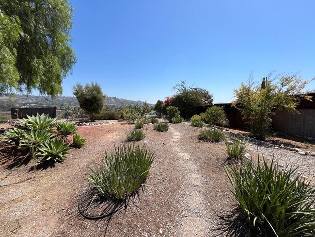 Building Photo - Large 6 bed 3 bath House on East Falls! Co...