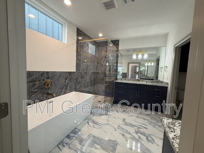 Building Photo - 130 E Elgin St