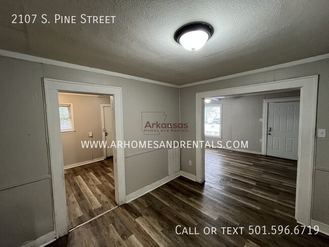 Building Photo - 2107 S Pine St