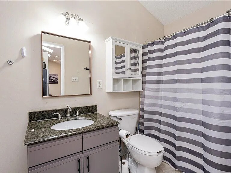 Building Photo - Room in Duplex on Spring St