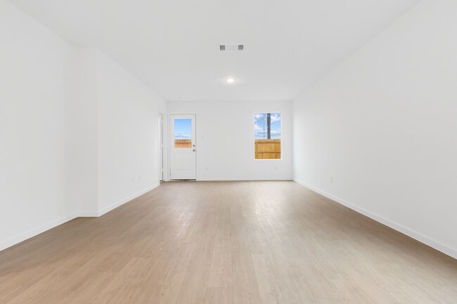 Building Photo - 972 Creek