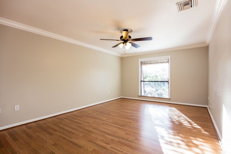 Building Photo - 10907 Meadow Lark Cove Dr