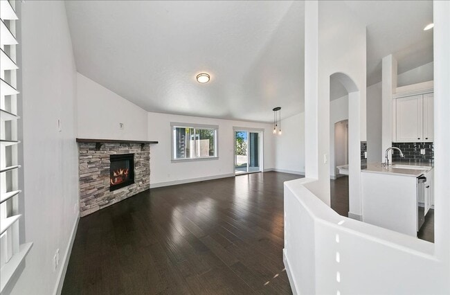 Building Photo - Warm & Welcoming Kuna Rental