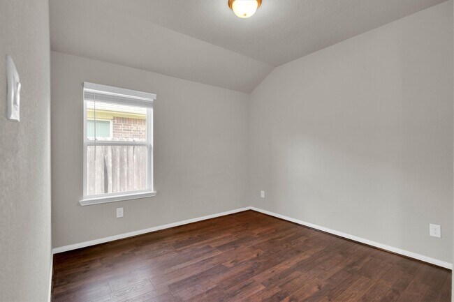 Building Photo - 2421 Bear Crk Dr