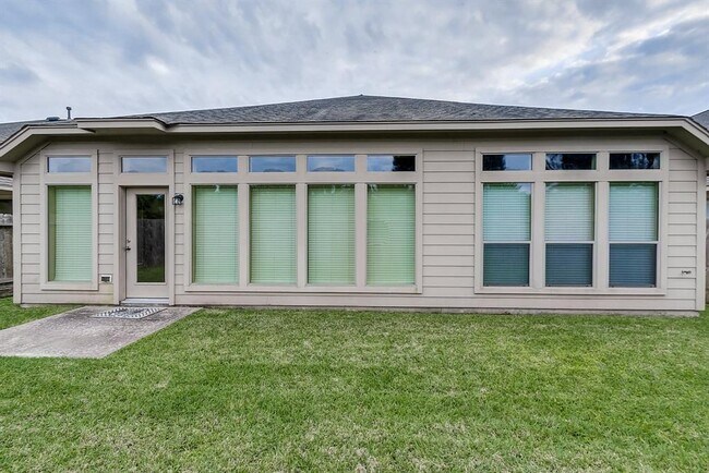 Building Photo - 5615 Stoneridge Ct