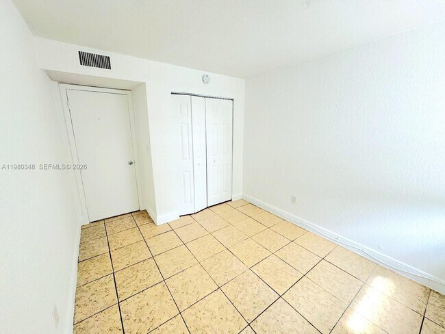 Building Photo - 1805 W 56th St