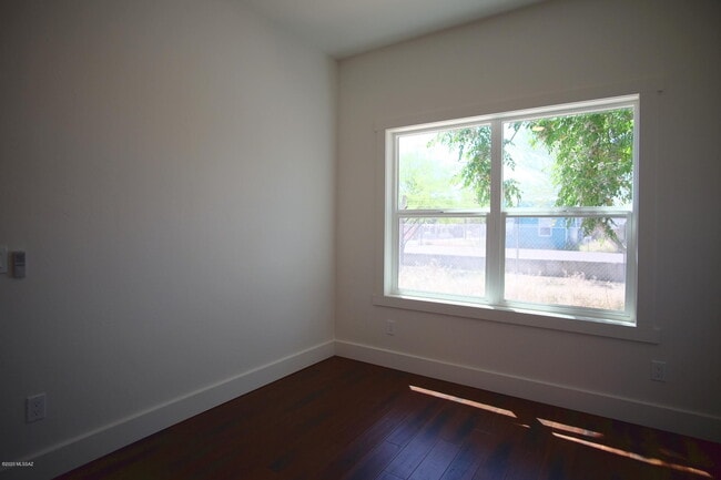 Building Photo - 118 E 18th St