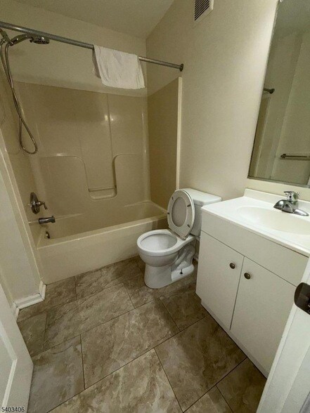 Building Photo - 110-PT112 Redwood Ave