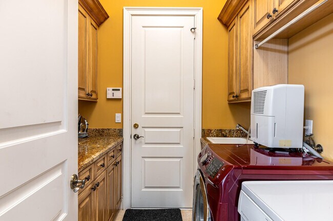 Building Photo - 580 Admirals Way