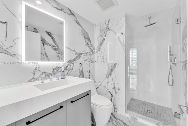 Building Photo - 1331 Brickell Bay Dr