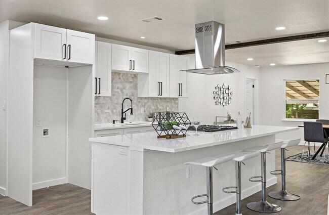 Building Photo - 6910 Rufus Dr