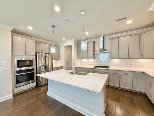 Building Photo - Stunning 5BD, 3BA Raleigh Home Within the ...
