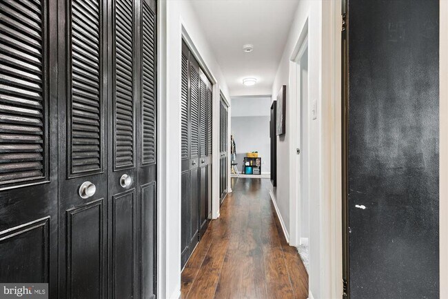 Building Photo - 10201 Grosvenor Pl