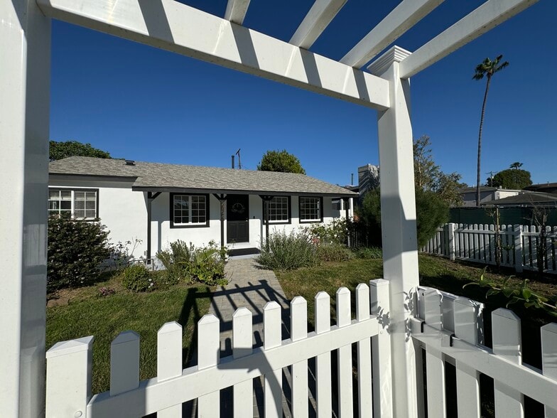 Building Photo - 2754 S Barrington Ave