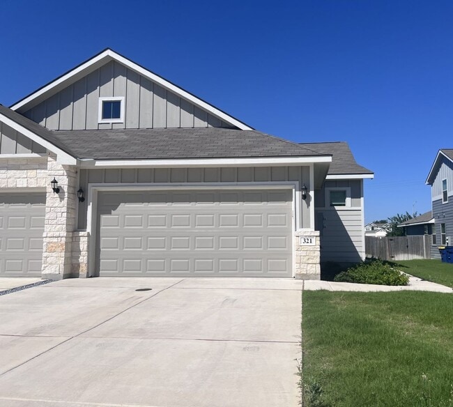 Building Photo - Luxury Townhouse in Cibolo