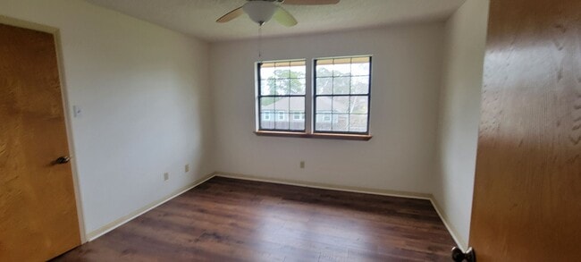 Building Photo - Vaulted Ceiling, Huge Yard, Close to Town