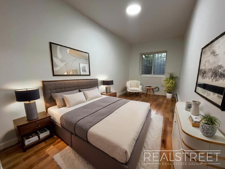 Building Photo - Massive 3BD/3BA Renovated Duplex with Home...