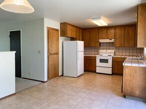 Building Photo - 1041 Pear Ct