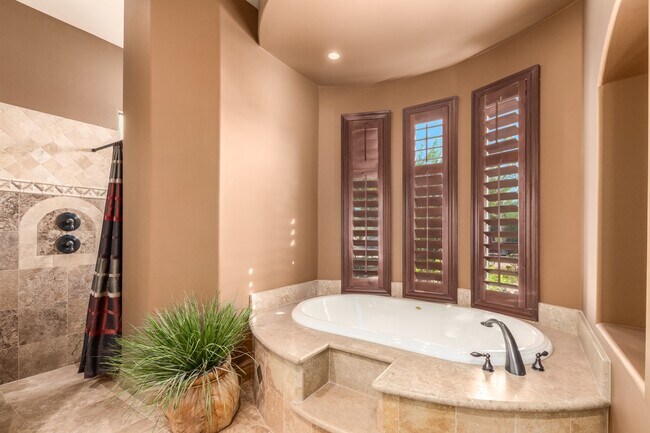 Stunning 3 bedroom, 2.5 bathroom home for lease in beautiful Rio Verde! - 26446 N Avenida del Ray