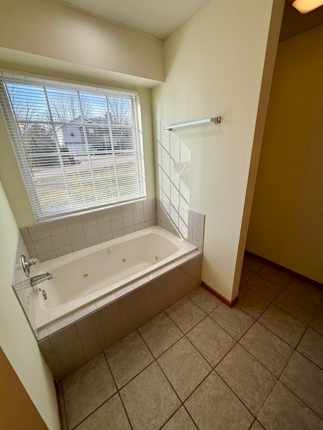 Building Photo - 571 SE 115th Rd