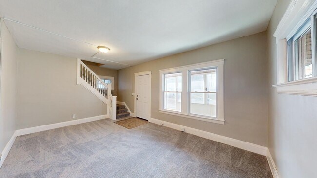 Building Photo - 3 Bed / 1 Bath in Cleveland!