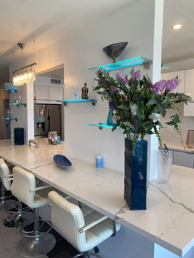 Building Photo - 727 Esplanade