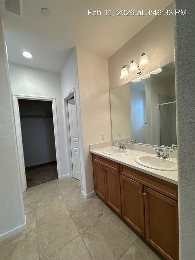 Building Photo - 4 Bedroom home! Rent Ready NW Visalia!