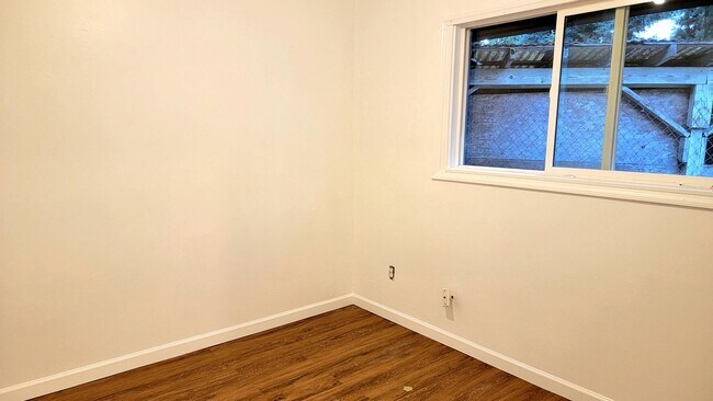 Building Photo - Freshly renovated, bright, and spacious, o...