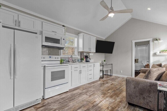 Building Photo - 10801 Harvest Wood Dr