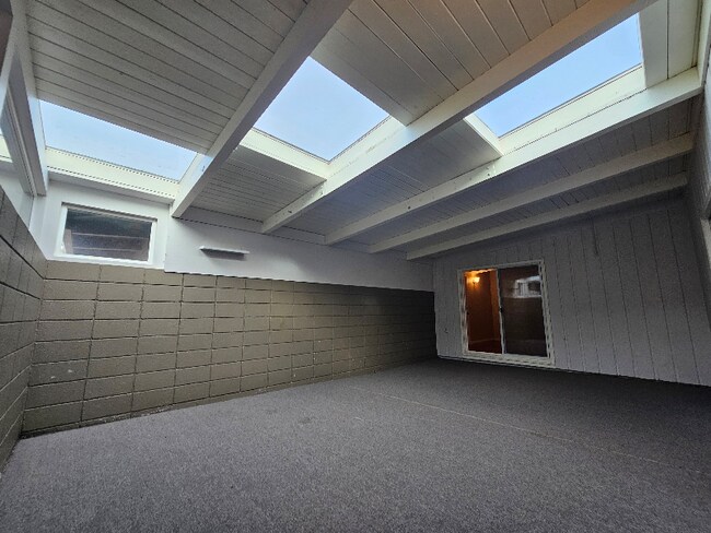 Building Photo - 517 NE 8th St