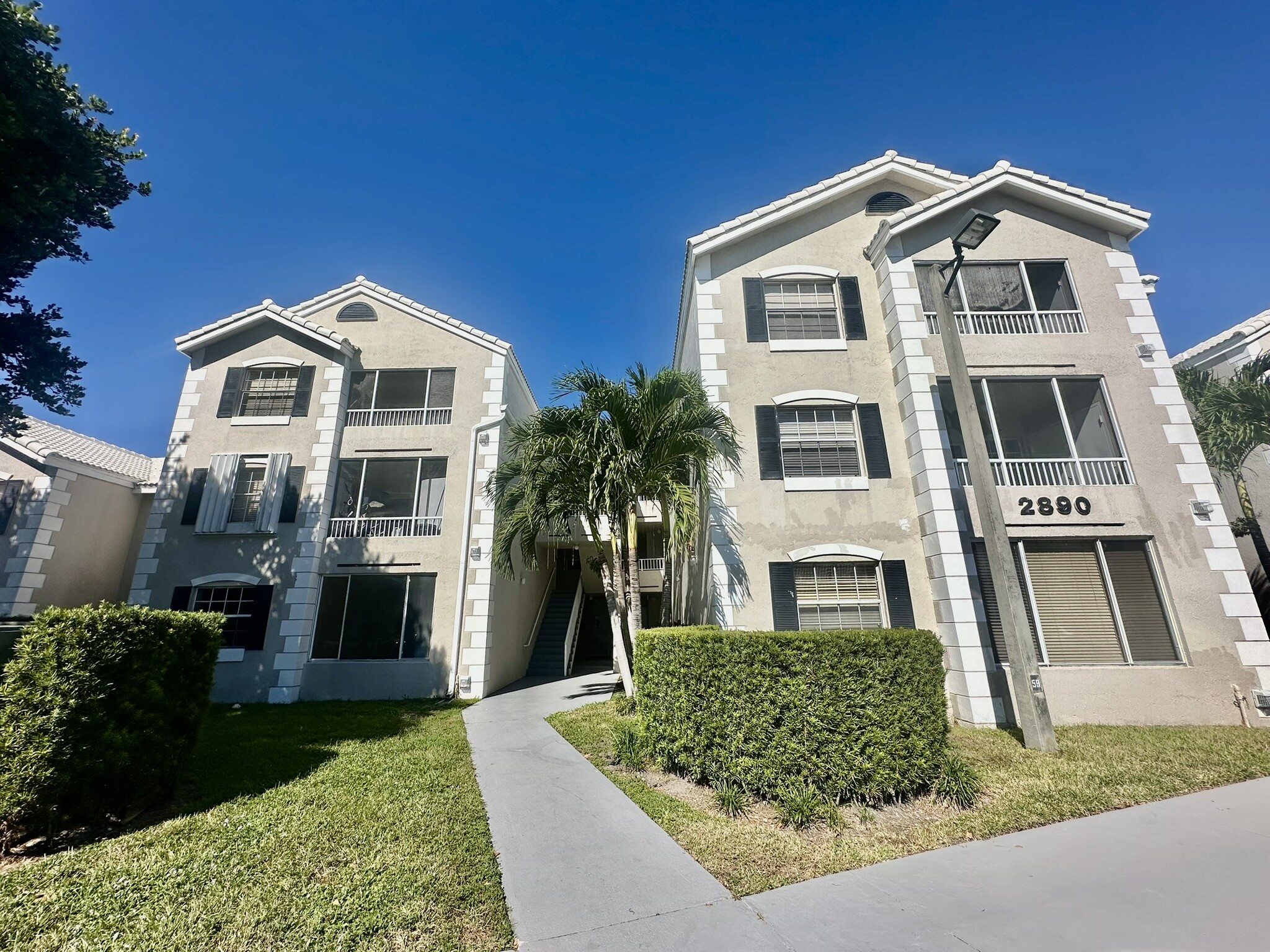 Building Photo - 2890 N Oakland Forest Dr