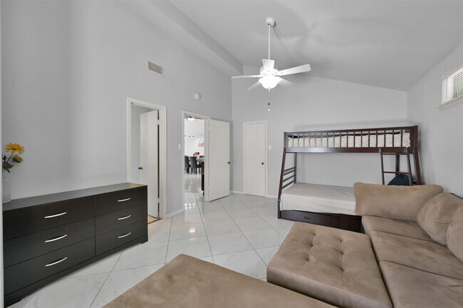 Building Photo - 35 Lakeview Village