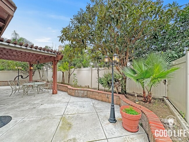 Building Photo - Price Reduced! Stunning Irvine 4BR Home – Private Yard & 2-Car Garage