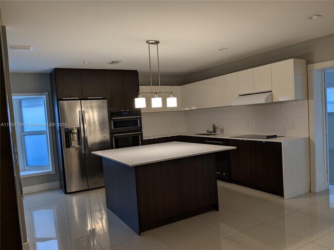 Building Photo - 16867 Royal Poinciana Dr