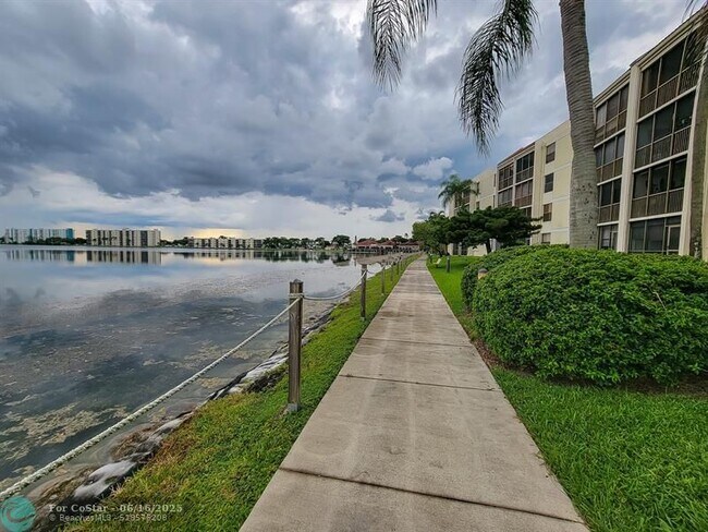 Building Photo - 110 Lake Emerald Dr