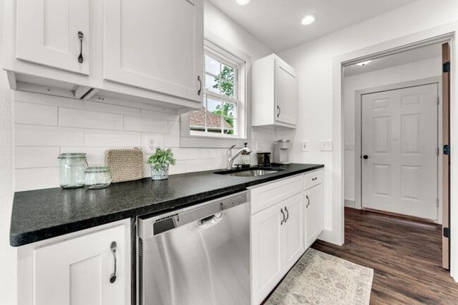 Building Photo - NIXA-5 Bed, 3 bath REMODELED Home | Walkou...